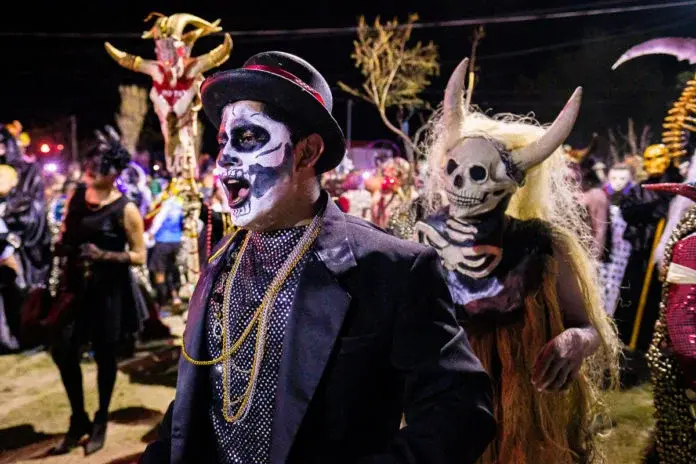 Night atmosphere at the Muerteada — masks and torchlight