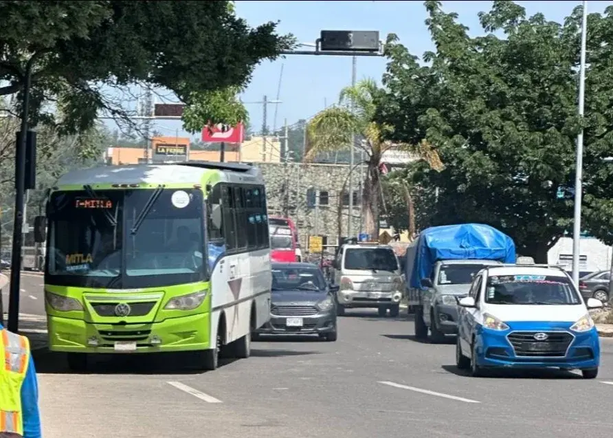 Camión a Mitla en la esquina del Estadio Yu'Va, Oaxaca. Foto: Qué Onda Oaxaca