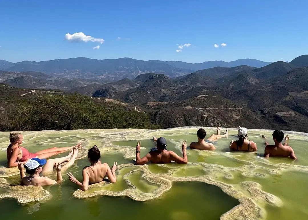 Poza de agua mineral al borde del acantilado en Hierve el Agua. Foto: Qué Onda Oaxaca
