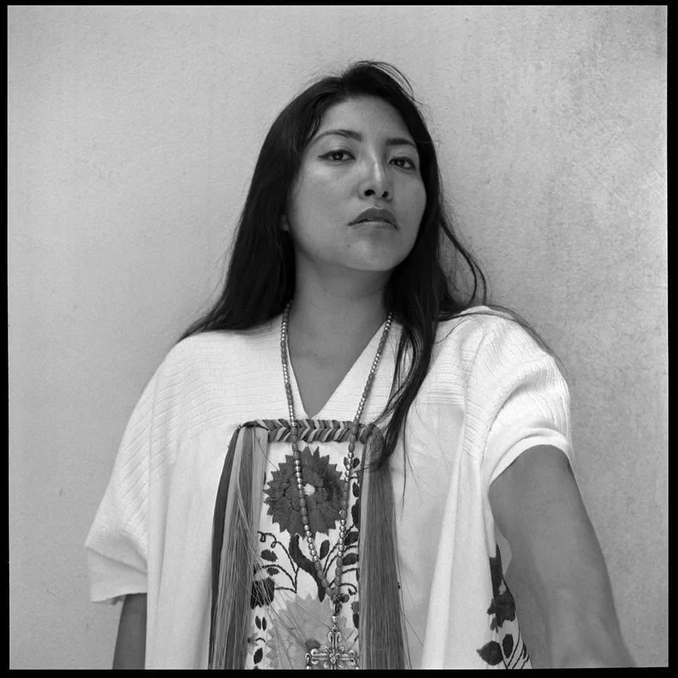 En Oaxaca todavía hay quien le llama "arte" a fotografiar la pobreza de otros. Una fotógrafa zapoteca acaba de darle la respuesta más contundente que hemos visto