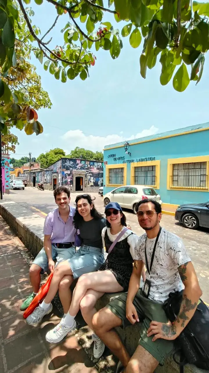 Julio con clientes en free tour de Jalatlaco. Foto: cortesía Julio con clientes en free tour de Jalatlaco. Foto: cortesía