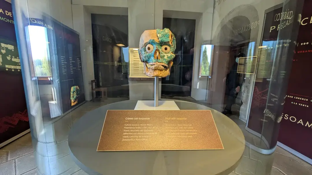 Restos de la Tumba 7 de Monte Albán en el Museo de las Culturas, Oaxaca. Foto: Qué Onda Oaxaca Restos de la Tumba 7 de Monte Albán en el Museo de las Culturas, Oaxaca. Foto: Qué Onda Oaxaca