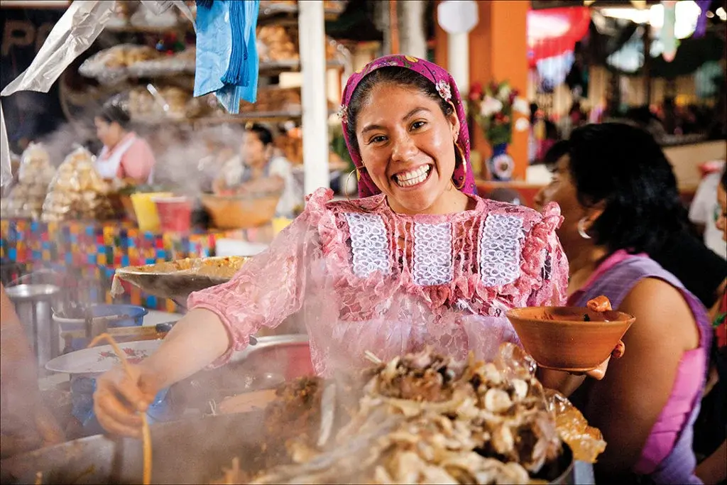 Cocinera en el interior del Mercado 20 de Noviembre, Oaxaca. Foto: José Luis Aranda Cocinera en el interior del Mercado 20 de Noviembre, Oaxaca. Foto: José Luis Aranda
