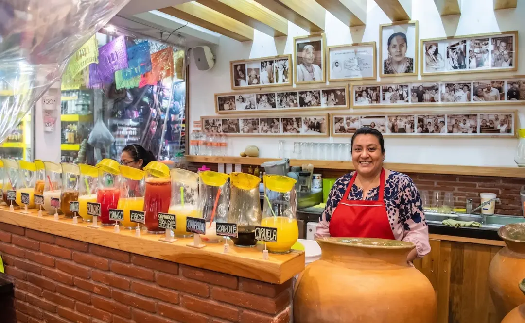 Aguas frescas de Doña Casilda, Mercado Benito Juárez, Oaxaca. Foto: Qué Onda Oaxaca Aguas frescas de Doña Casilda, Mercado Benito Juárez, Oaxaca. Foto: Qué Onda Oaxaca
