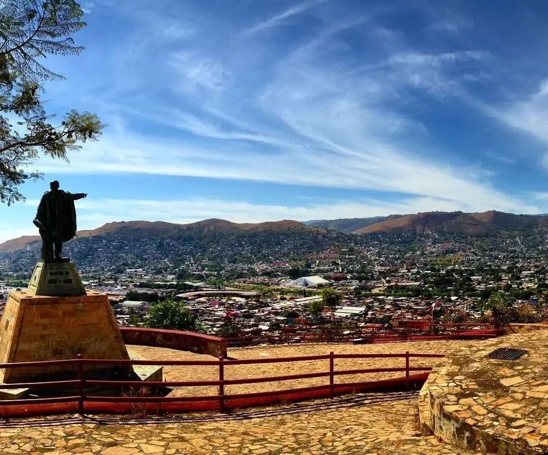 Mirador del Cerro del Fortín con vista al Auditorio Guelaguetza, Oaxaca. Foto: Qué Onda Oaxaca Mirador del Cerro del Fortín con vista al Auditorio Guelaguetza, Oaxaca. Foto: Qué Onda Oaxaca