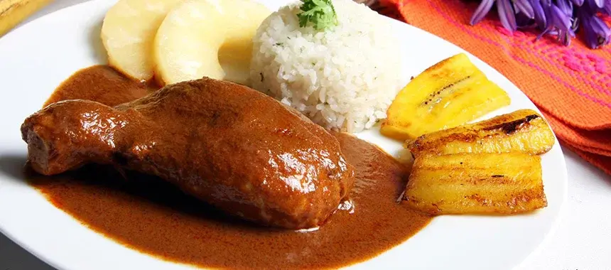 Mole coloradito, uno de los siete moles de Oaxaca. Foto: Qué Onda Oaxaca Mole coloradito, uno de los siete moles de Oaxaca. Foto: Qué Onda Oaxaca