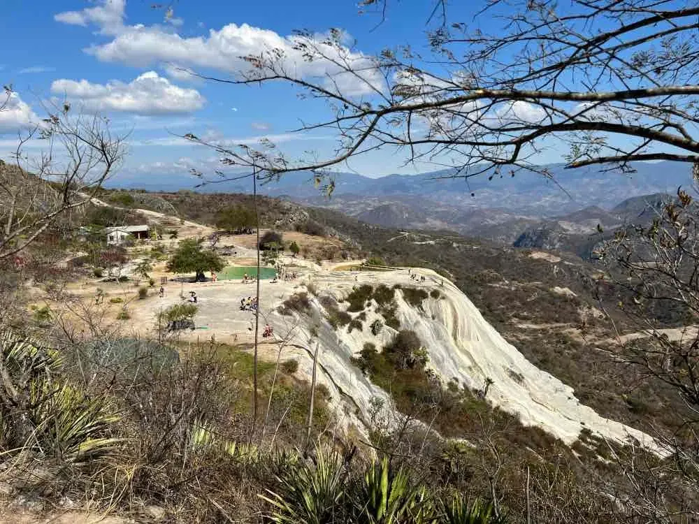 Hierve el Agua, cascadas petrificadas y pozas minerales en Oaxaca. Foto: Qué Onda Oaxaca Hierve el Agua, cascadas petrificadas y pozas minerales en Oaxaca. Foto: Qué Onda Oaxaca