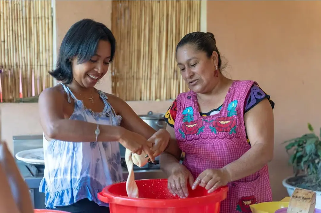 Experiencia de hacer quesillo en Reyes Etla, Oaxaca. Foto: GetYourGuide Experiencia de hacer quesillo en Reyes Etla, Oaxaca. Foto: GetYourGuide
