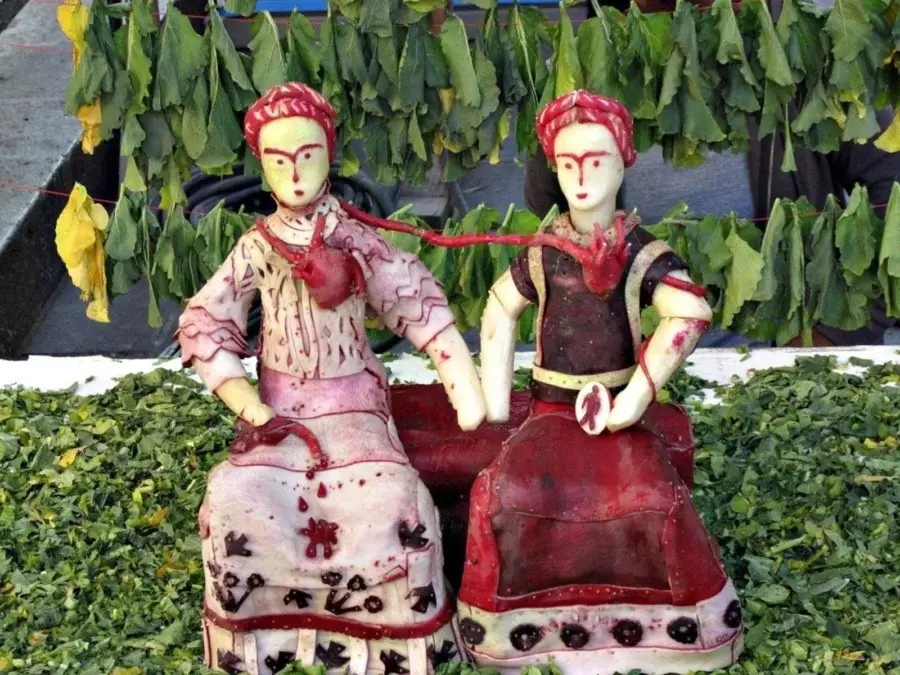Radish sculpture inspired by "The Two Fridas" by Frida Kahlo. Photo: Qué Onda Oaxaca Radish sculpture inspired by "The Two Fridas" by Frida Kahlo. Photo: Qué Onda Oaxaca