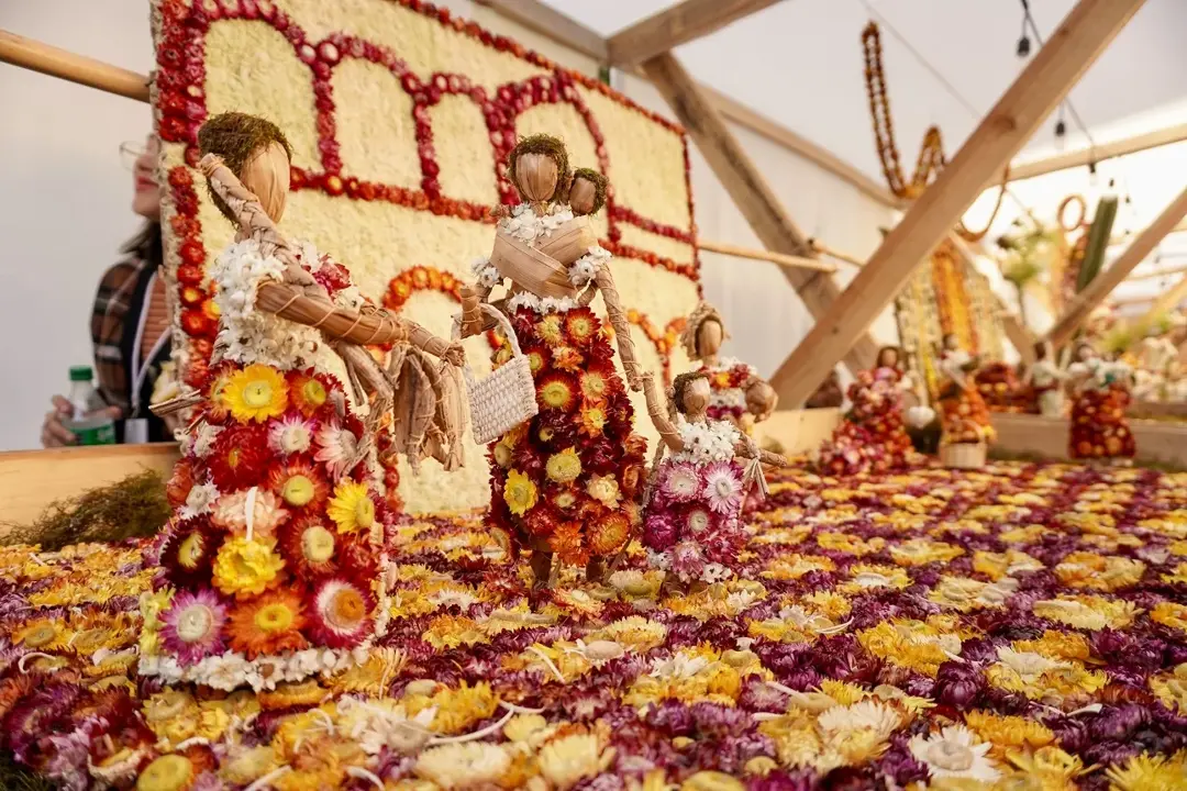 Traditional sculpture with immortal flowers at the Night of Radishes. Photo: Qué Onda Oaxaca Traditional sculpture with immortal flowers at the Night of Radishes. Photo: Qué Onda Oaxaca
