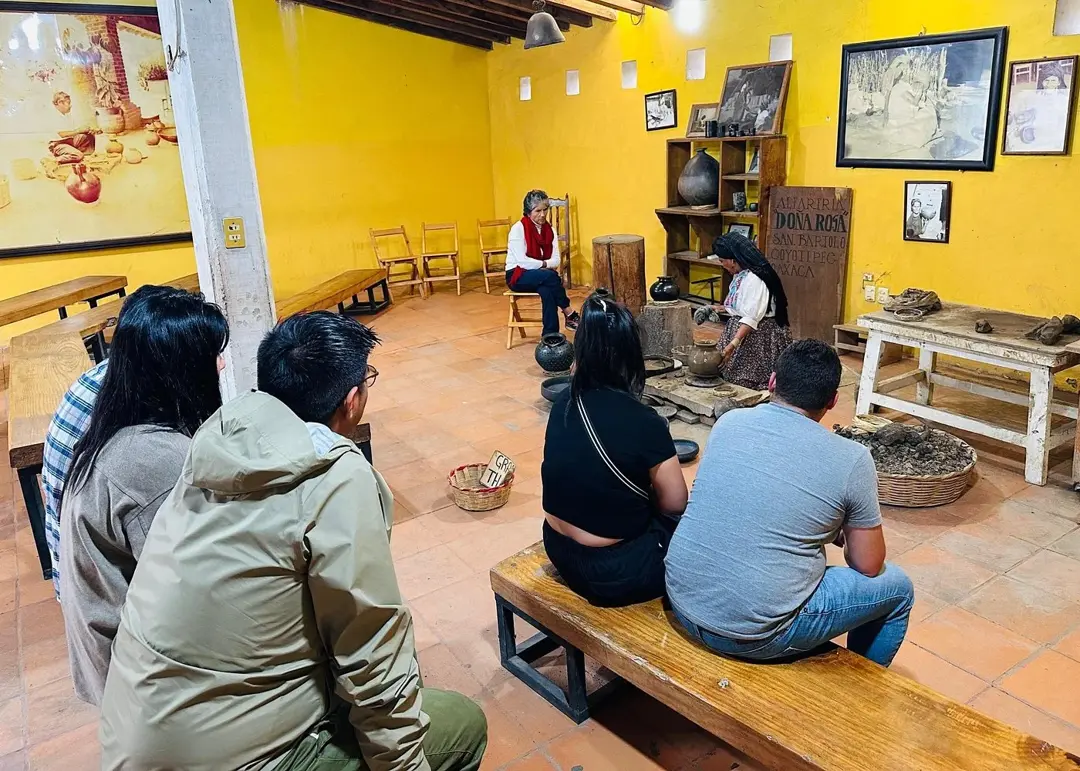 Artisan explaining black clay work in San Bartolo Coyotepec. Photo: Viator Artisan explaining black clay work in San Bartolo Coyotepec. Photo: Viator
