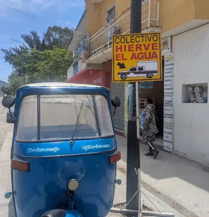 Señalamiento de las camionetas a Hierve el Agua en Mitla. Foto: Qué Onda Oaxaca Señalamiento de las camionetas a Hierve el Agua en Mitla. Foto: Qué Onda Oaxaca