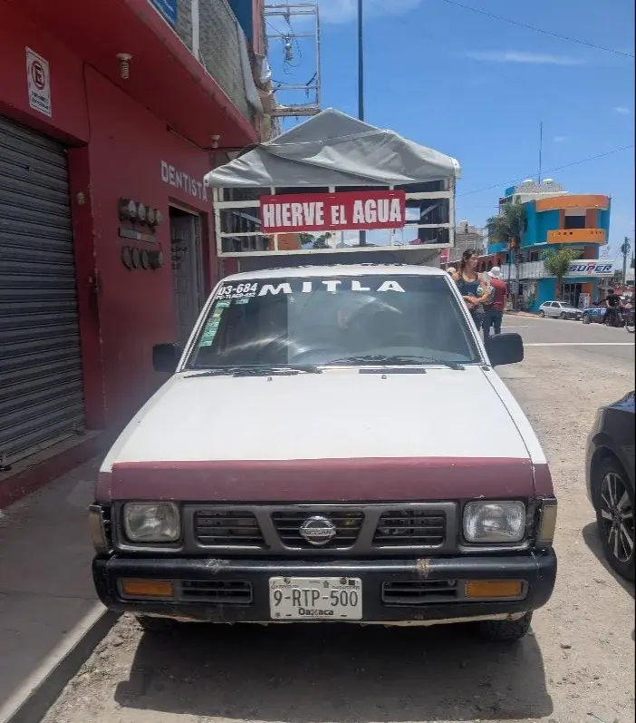 Camioneta de estaca que sube de Mitla a Hierve el Agua. Foto: Qué Onda Oaxaca Camioneta de estaca que sube de Mitla a Hierve el Agua. Foto: Qué Onda Oaxaca