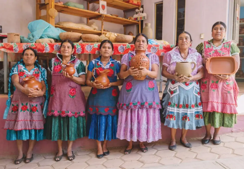 Mujeres alfareras de barro rojo en San Marcos Tlapazola. Foto: Viator Mujeres alfareras de barro rojo en San Marcos Tlapazola. Foto: Viator