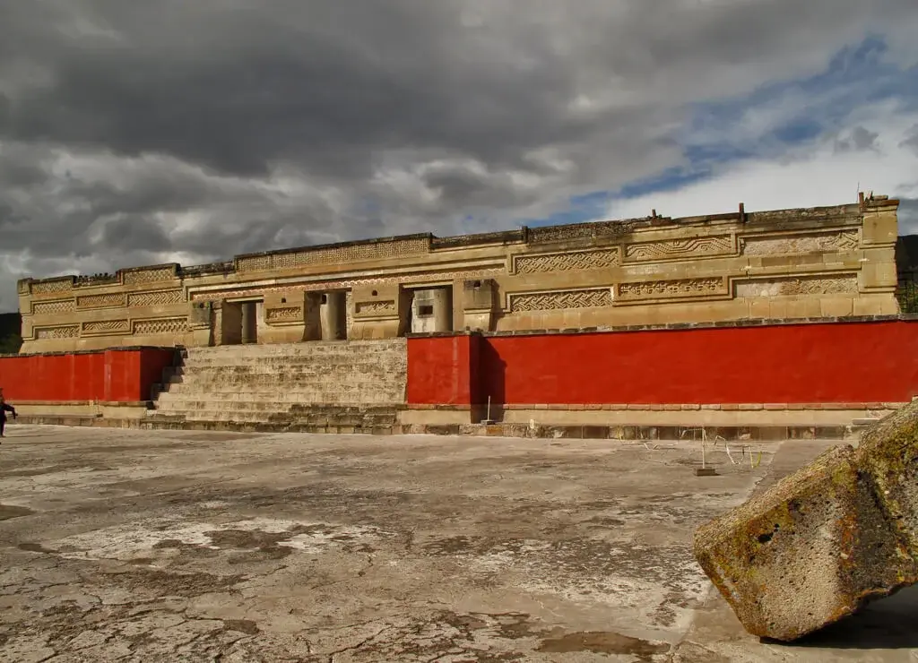 Grecas de piedra en la zona arqueológica de Mitla. Foto: Qué Onda Oaxaca Grecas de piedra en la zona arqueológica de Mitla. Foto: Qué Onda Oaxaca