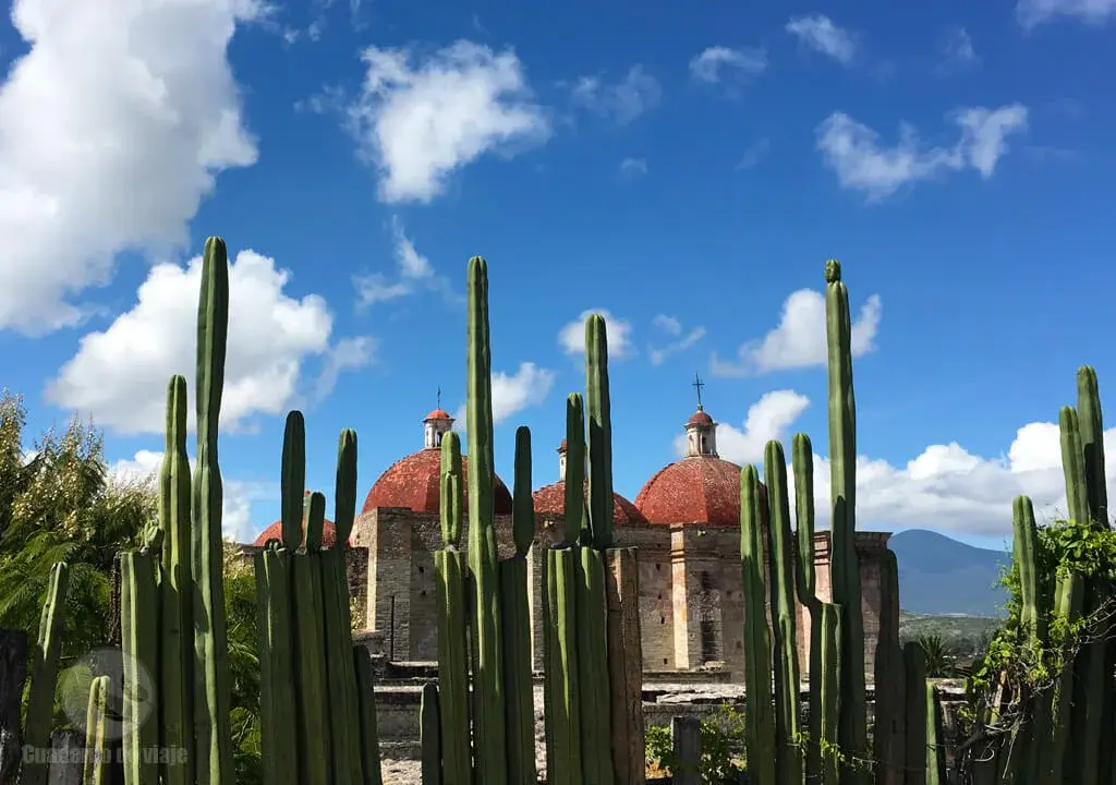 Iglesia de San Pablo construida sobre las ruinas de Mitla. Foto: Qué Onda Oaxaca Iglesia de San Pablo construida sobre las ruinas de Mitla. Foto: Qué Onda Oaxaca