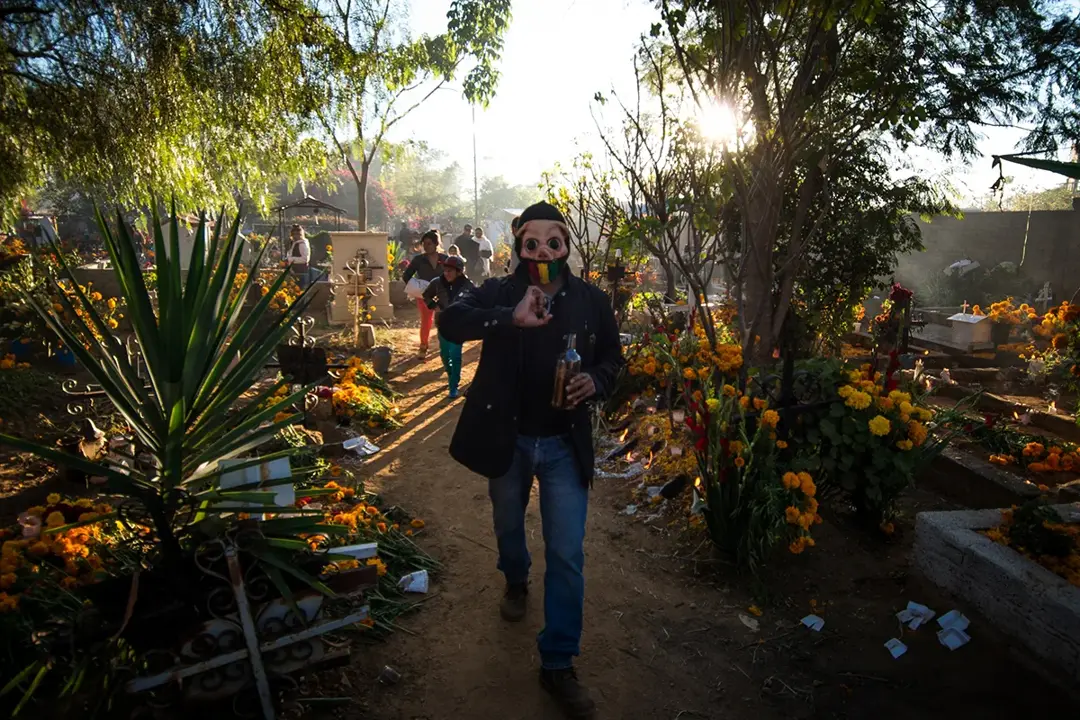 El panteón de Atzompa al amanecer, después de la velada del 31. Foto: Qué Onda Oaxaca El panteón de Atzompa al amanecer, después de la velada del 31. Foto: Qué Onda Oaxaca