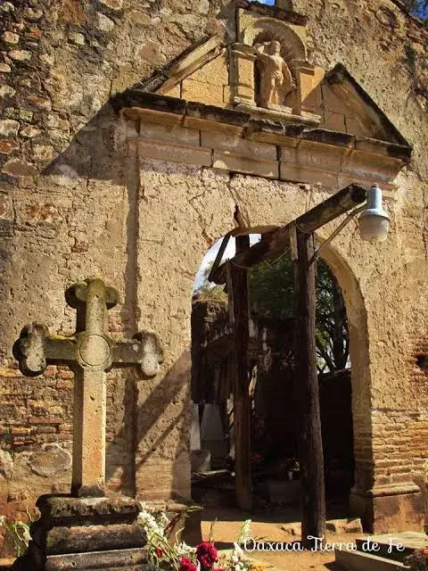 Panteón viejo de Xoxocotlán, con la capilla de San Sebastián Mártir. Foto: Qué Onda Oaxaca Panteón viejo de Xoxocotlán, con la capilla de San Sebastián Mártir. Foto: Qué Onda Oaxaca