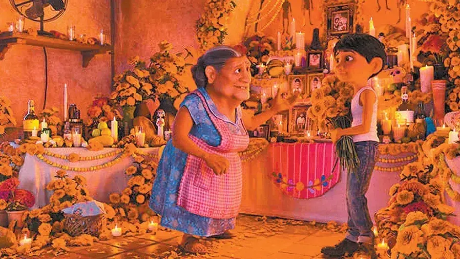 Escena de Coco (Pixar/Disney, 2017). El equipo de Pixar investigó en Oaxaca, Michoacán y Guanajuato; Monte Albán inspiró la Tierra de los Muertos.