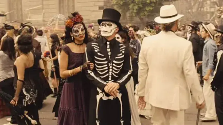 Escena del desfile de Día de Muertos en Spectre (EON Productions / MGM, 2015). El desfile ficticio inspiró el primer desfile real de Ciudad de México en 2016.