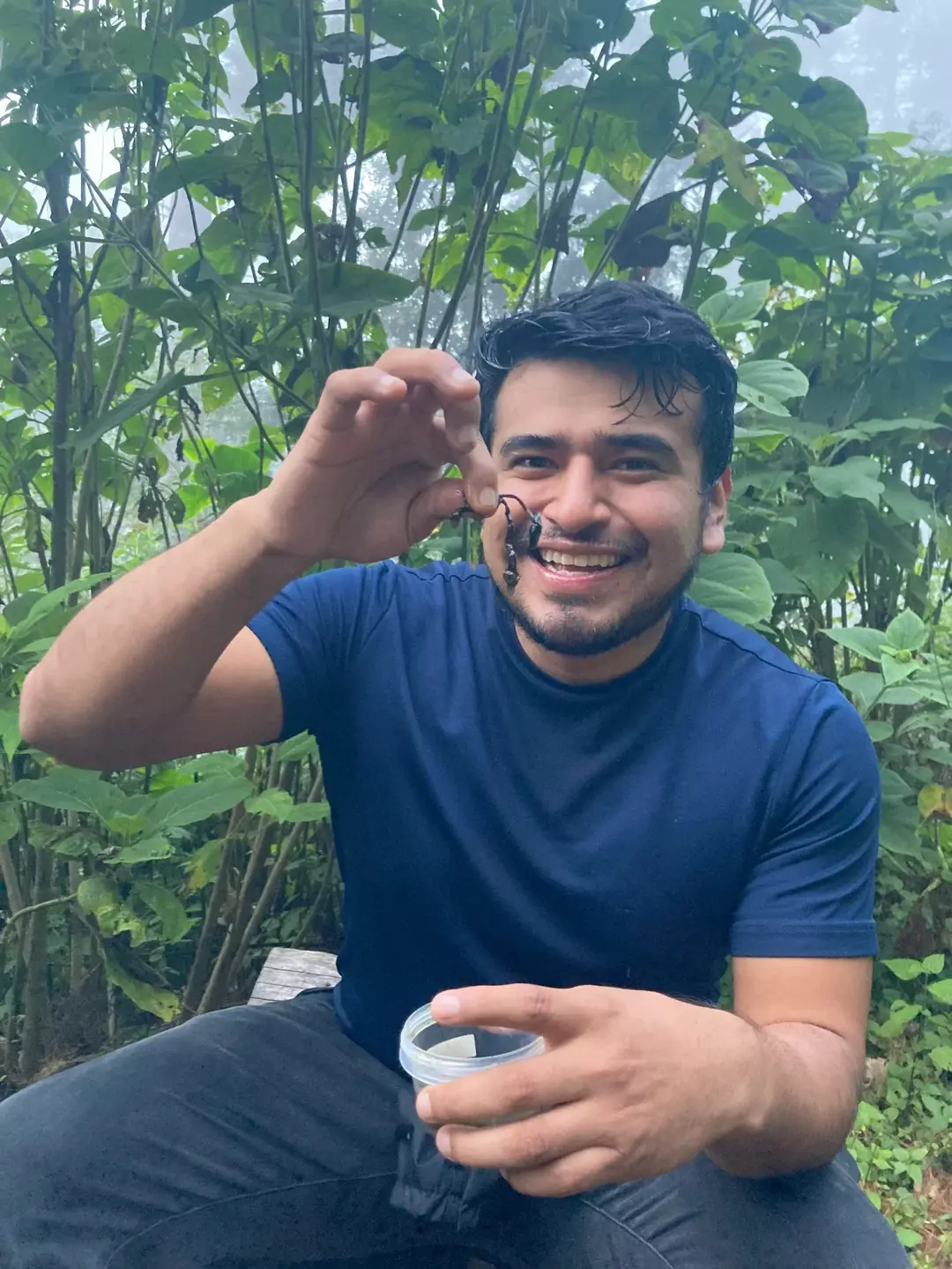 El autor con su primer honguito en San José del Pacífico El autor con su primer honguito en San José del Pacífico